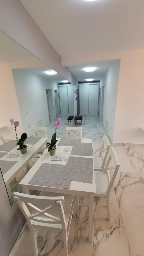 Magic Mirror Appartement Satu Mare Buitenkant foto